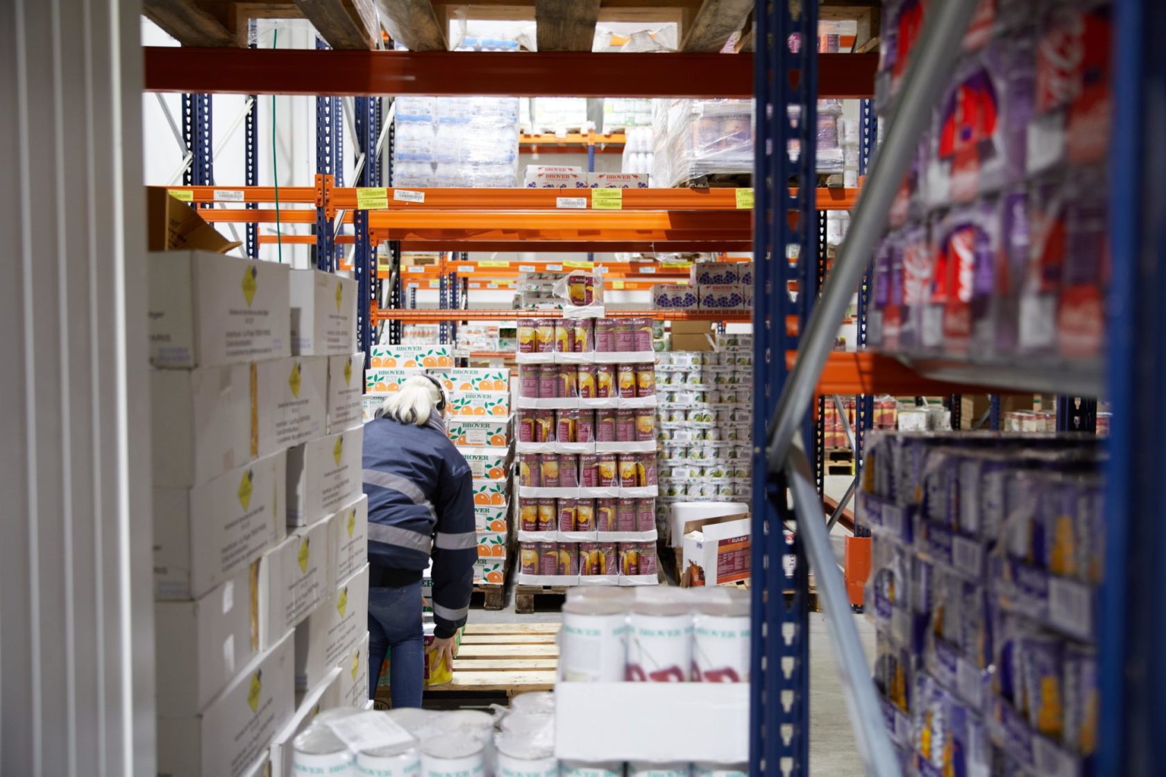 Préparatrice de commandes dans entrepôt