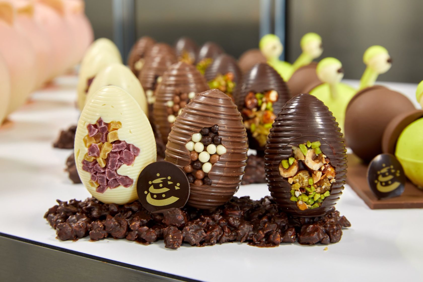Oeufs Pâques en chocolat avec logo Patisfrais
