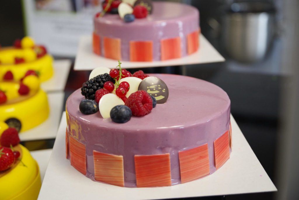 Entremet cassis violette