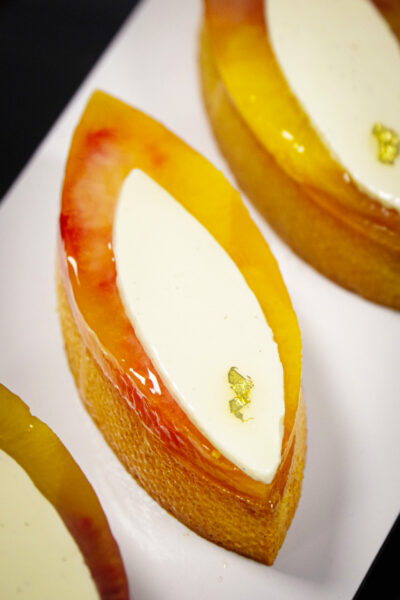 Petit gâteau élégant par Aurélien Trottier lors de la formation entremets et gâteaux