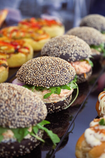 Formation snacking salé avec Sébastien Chevallier. Burger de pain noir au saumon fumé et frais